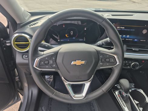 Used 2024 Chevrolet Trax LT w/ Sunroof Package FWD image 12