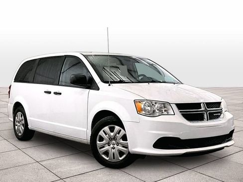 Used 2019 Dodge Grand Caravan SE FWD image 3