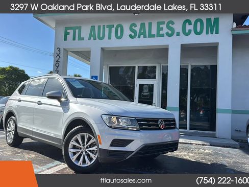 Used 2018 Volkswagen Tiguan SE w/ Panoramic Sunroof Package FWD image 2