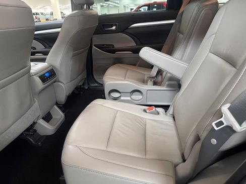 Used 2019 Toyota Highlander XLE image 23