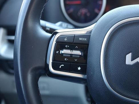 Used 2023 Kia Carnival LX image 14