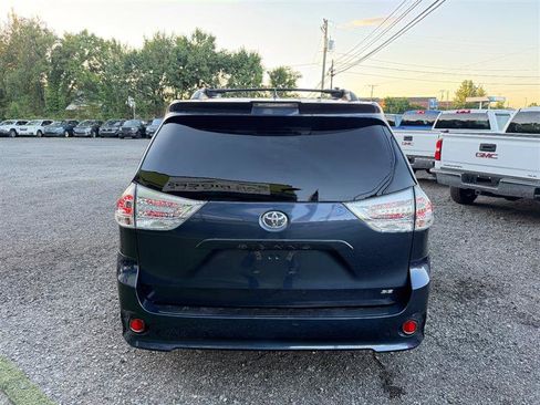 Used 2018 Toyota Sienna SE Premium w/ Carpet Mat Package FWD image 5