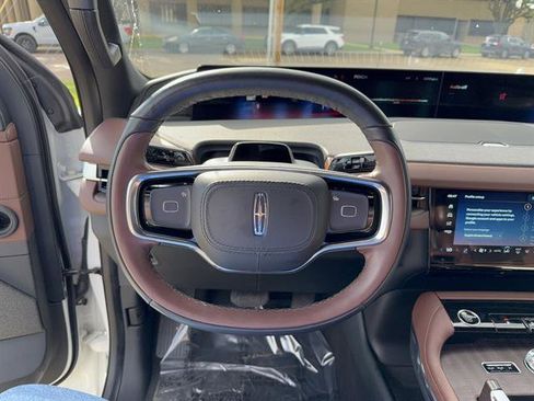 Used 2025 Lincoln Navigator L Reserve AWD/4WD image 12