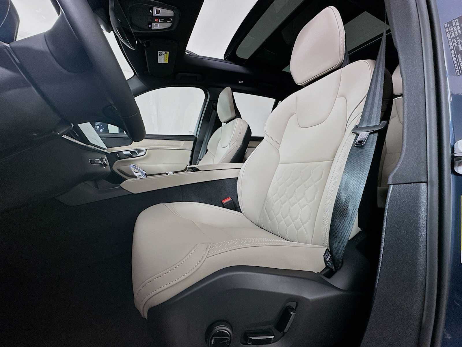 New 2026 Volvo XC90 T8 Plus w/ Protection Package Premier AWD/4WD image 18