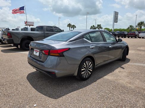 Used 2024 Nissan Altima 2.5 SV FWD image 8