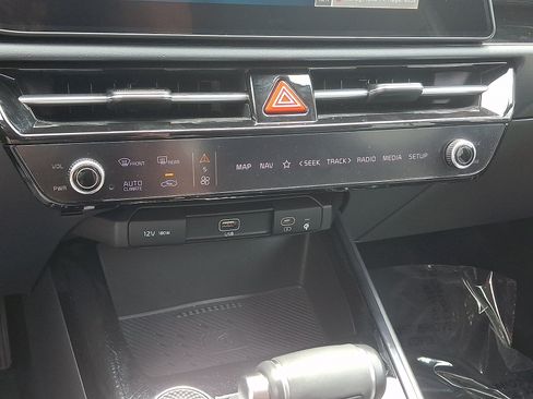 Certified 2024 Kia Niro EX FWD image 16
