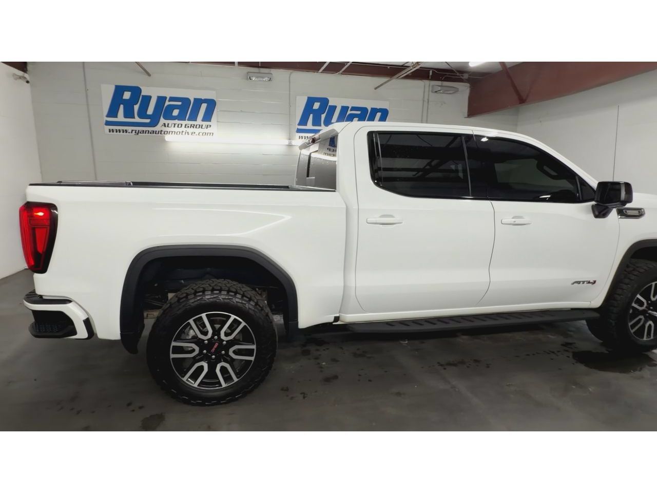 Certified 2025 GMC Sierra 1500 AT4 w/ AT4 Premium Package AWD/4WD image 9