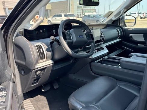 Used 2025 Ford Expedition Active AWD/4WD image 8