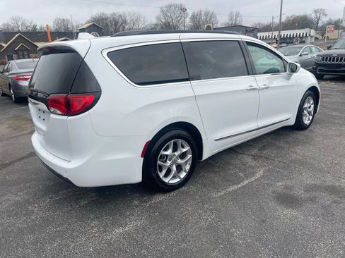 Used 2017 Chrysler Pacifica Touring-L w/ Tire & Wheel Group image 6