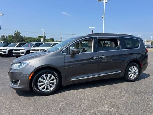 Used 2017 Chrysler Pacifica Touring-L FWD image 3