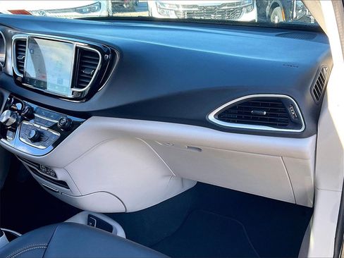 Used 2024 Chrysler Pacifica Touring-L image 12