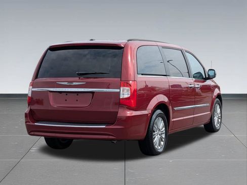 Used 2016 Chrysler Town & Country Touring-L FWD image 5