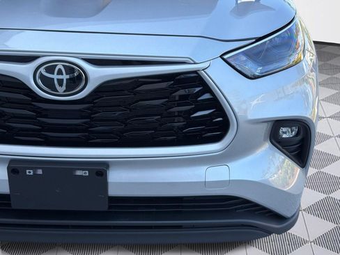 Used 2025 Toyota Highlander LE FWD image 11
