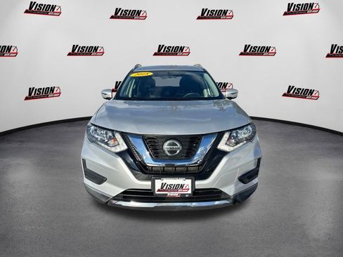 Used 2018 Nissan Rogue SV image 2