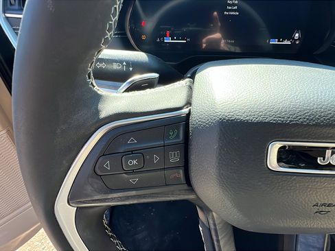 Used 2025 Jeep Grand Cherokee Limited image 27