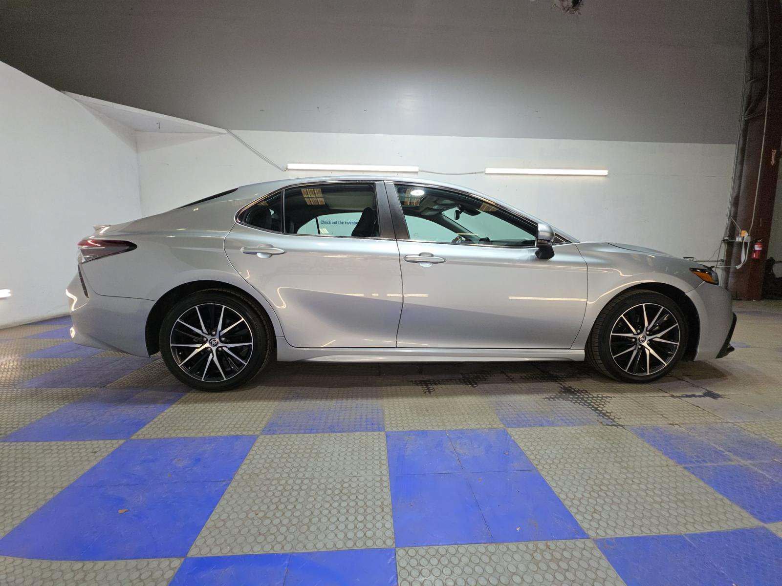 Used 2021 Toyota Camry SE w/ Convenience Package FWD image 2