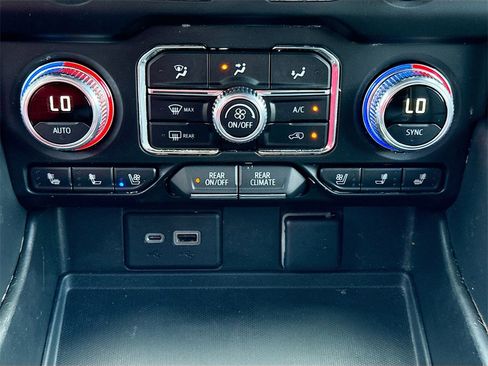 Used 2022 GMC Yukon XL SLT image 17