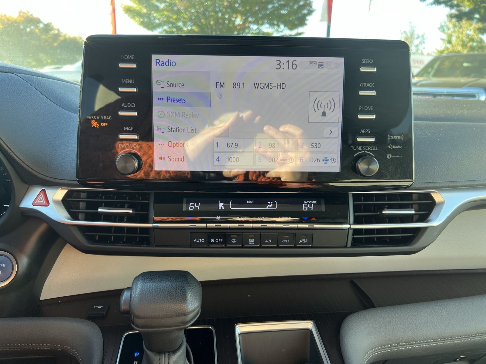 Used 2024 Toyota Sienna LE AWD/4WD image 18