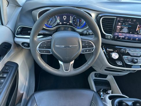 Used 2024 Chrysler Pacifica Touring-L FWD image 15