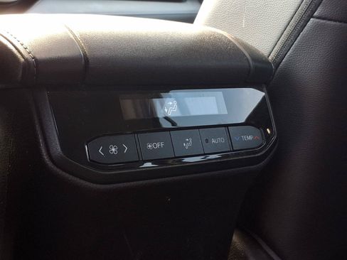 Used 2023 Toyota Highlander XLE FWD image 23