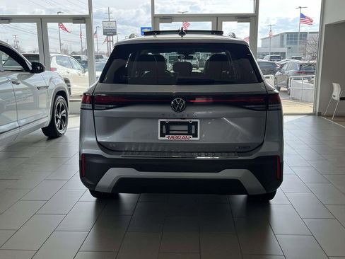 New 2025 Volkswagen Tiguan SE image 3