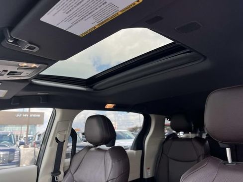 Used 2022 Toyota Sienna Platinum FWD image 26