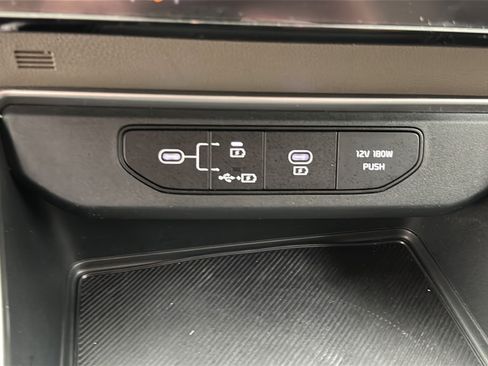 Used 2025 Kia Carnival FWD image 22