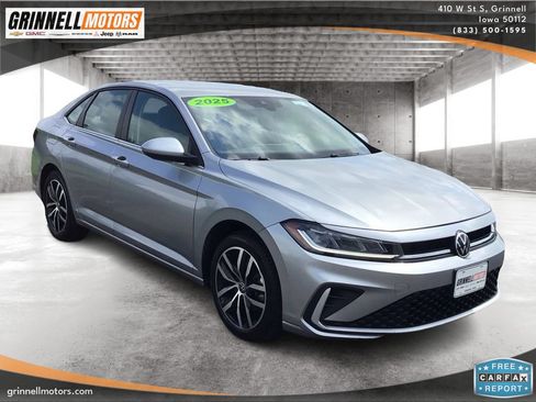 Used 2025 Volkswagen Jetta SE FWD image 3