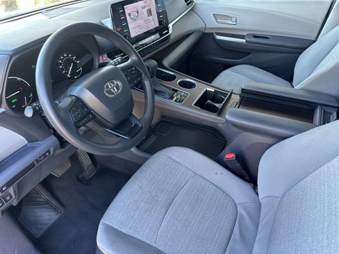 Used 2024 Toyota Sienna LE image 9