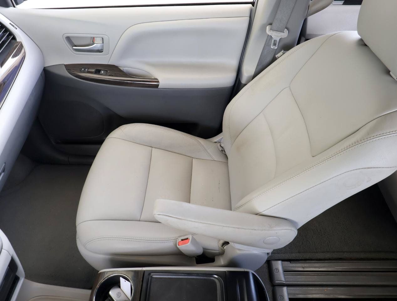 Used 2015 Toyota Sienna XLE FWD image 19