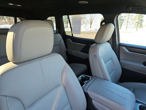 Used 2024 GMC Acadia Elevation image 12