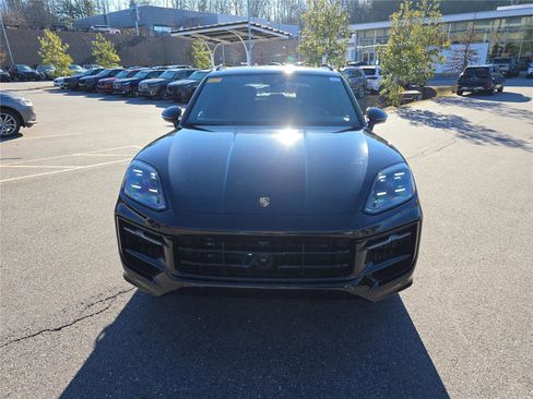 Used 2024 Porsche Cayenne image 9