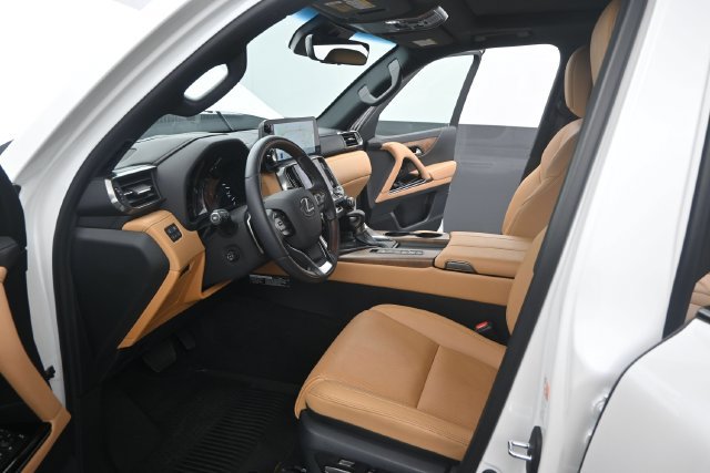 Used 2024 Lexus LX 600 4WD w/ Appearance Package image 4