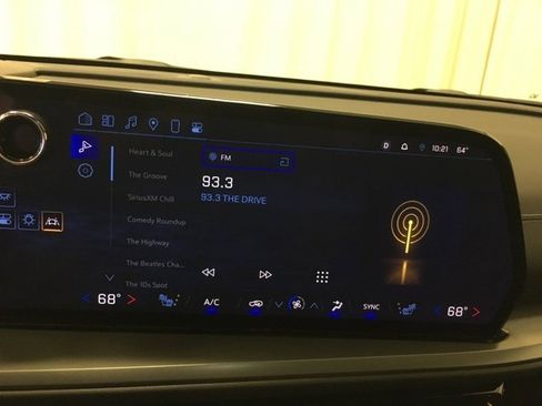 Used 2025 Chevrolet Traverse LT image 20