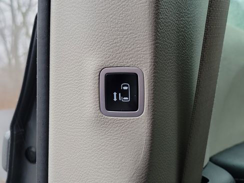 Used 2023 Chrysler Pacifica Touring-L image 14