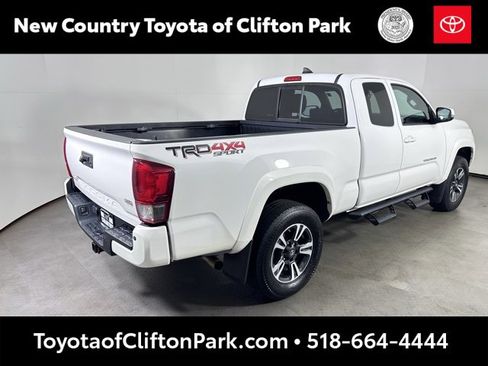 Used 2017 Toyota Tacoma TRD Sport image 3