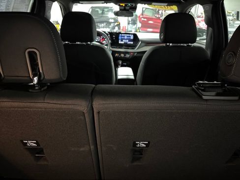 Used 2025 Chevrolet Trax RS FWD image 29