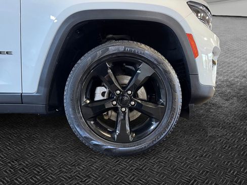 Used 2023 Jeep Grand Cherokee Limited w/ Black Appearance Package AWD/4WD image 11