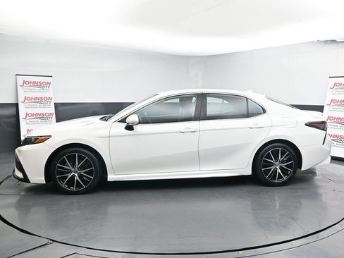 Used 2023 Toyota Camry SE image 5