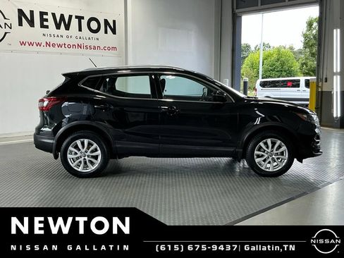 Used 2020 Nissan Rogue Sport SV FWD image 4