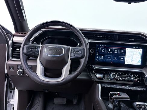 Used 2025 GMC Sierra 1500 Denali AWD/4WD image 8