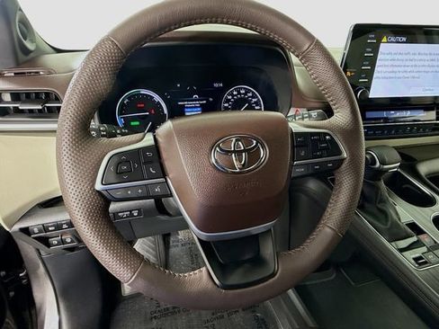 Certified 2023 Toyota Sienna Platinum image 11