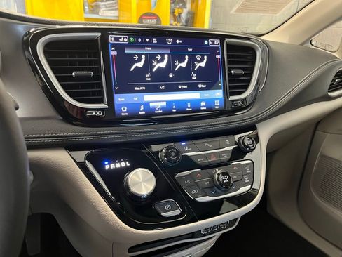 Used 2024 Chrysler Pacifica Limited FWD image 21