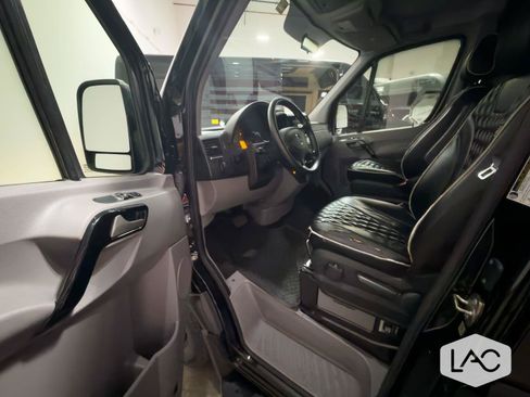 Used 2018 Mercedes-Benz Sprinter 2500 image 25