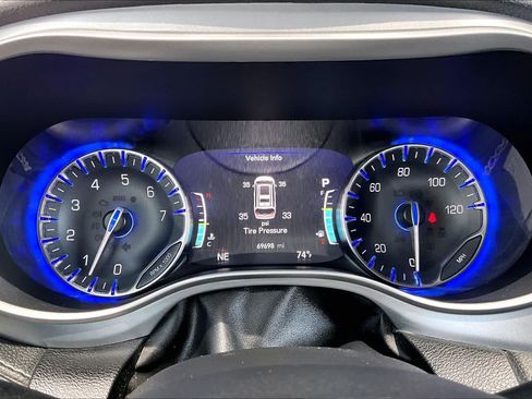 Used 2021 Chrysler Pacifica Touring w/ S Appearance Package FWD image 25