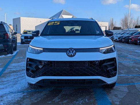 Used 2025 Volkswagen Tiguan SE R-Line image 3
