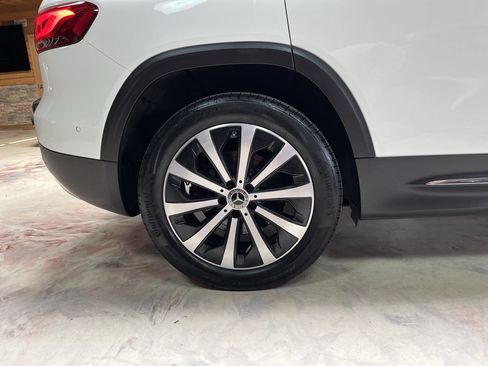 Used 2020 Mercedes-Benz GLB 250 4MATIC w/ Premium Package image 33