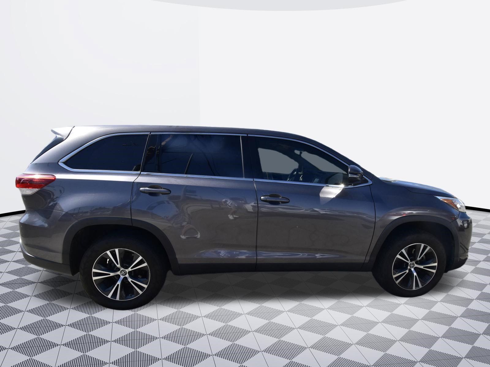 Used 2019 Toyota Highlander LE w/ Carpet Mat Package (TMS) FWD image 5
