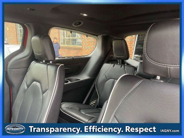 Used 2025 Chrysler Pacifica Limited FWD image 13