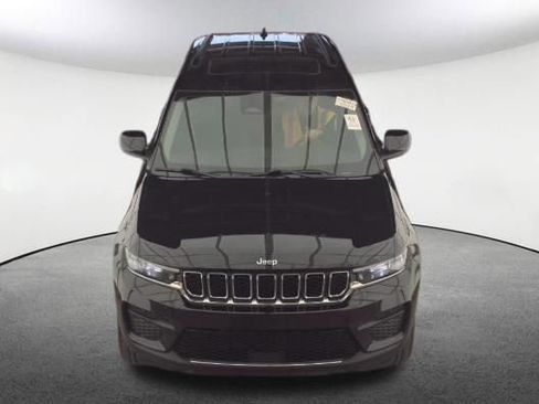 Used 2023 Jeep Grand Cherokee Laredo w/ Trailer Tow Prep Group (B) AWD/4WD image 2